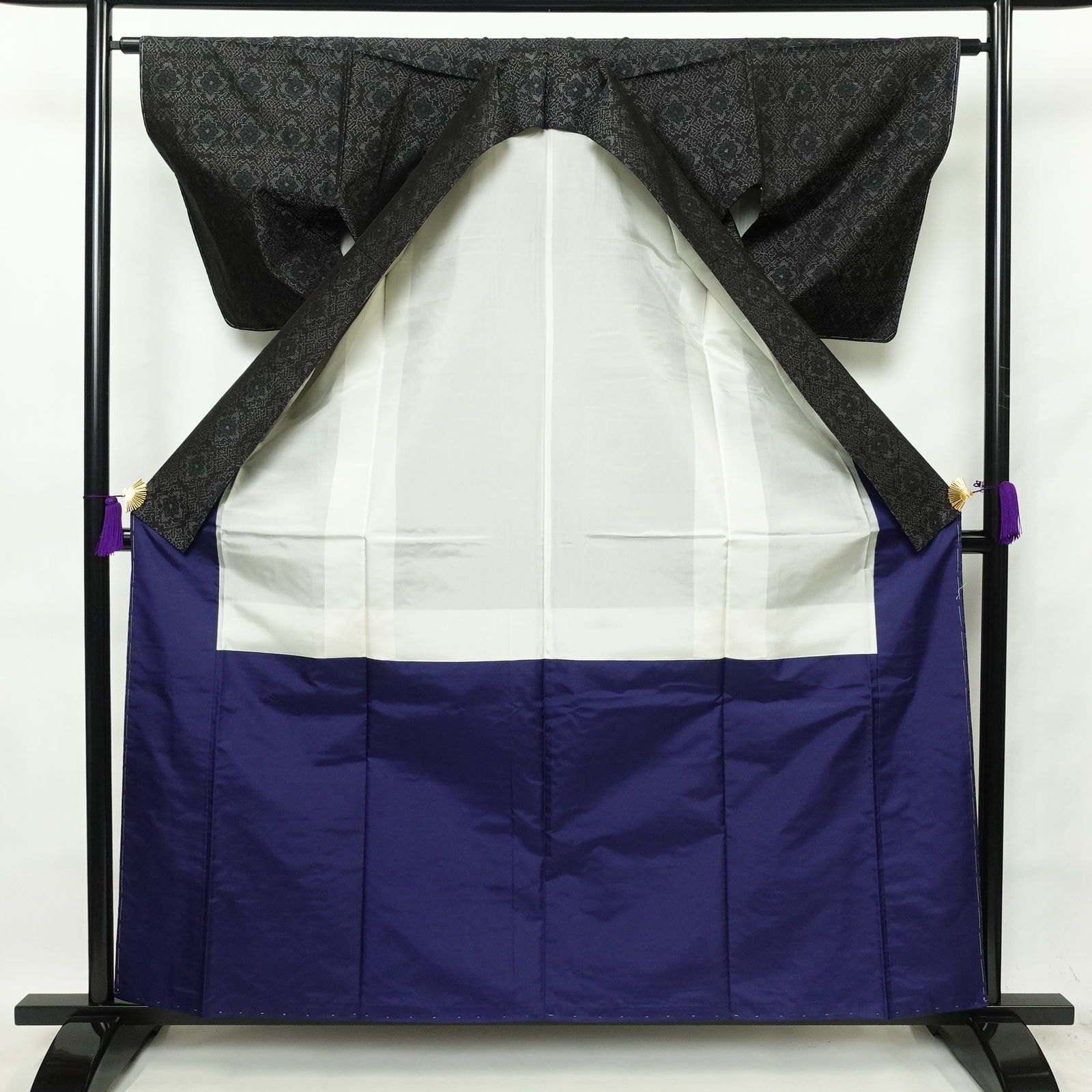 中古 大島紬 良品 証紙あり しつけ糸付き 正絹 幾何学柄・抽象柄 袷仕立て 身丈161cm 裄丈63.5cm 黒 中古 紬 良品 しつけ糸付き 正絹 幾何学柄・抽象柄 袷仕立て 身丈160.5