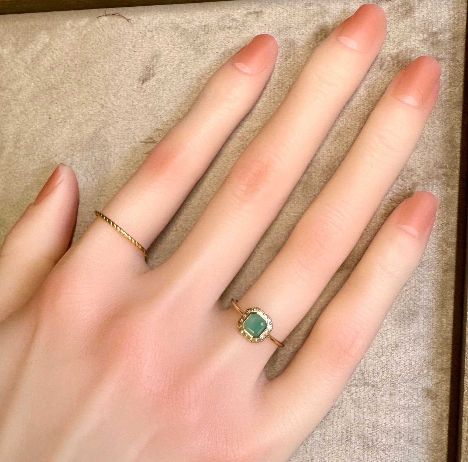 エメラルドの高貴な濃緑のかがやきが上品なデザインリング　K10YG　サイズ9号 アガット◇K10YG*9号*エメラルド*リング*クラシカル*カラー