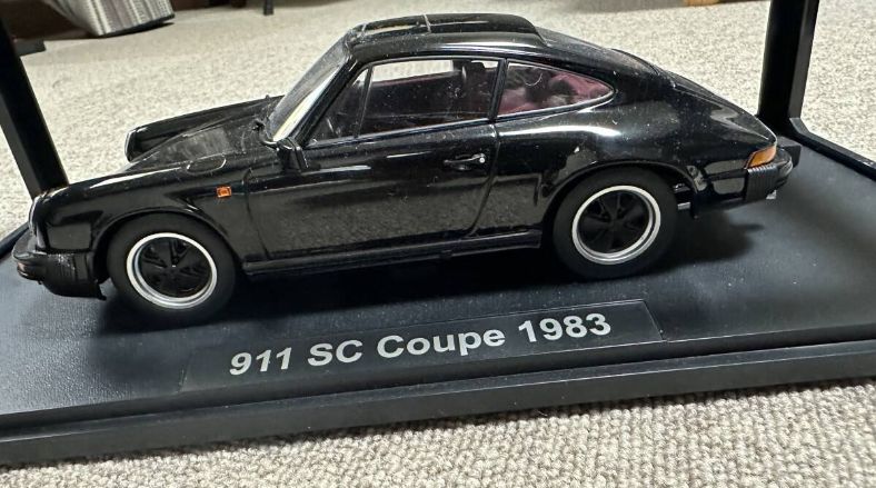 1/18ミニカー ポルシェ911クーペ 1983