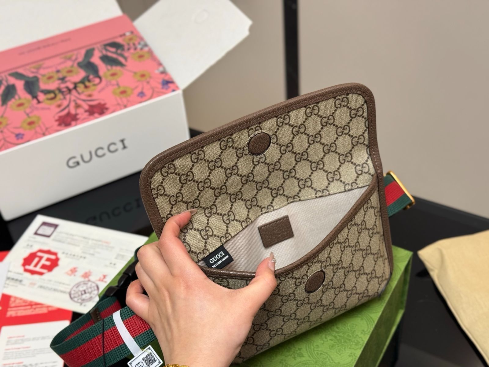 GUCCI 花柄 メタルキャット　ベルト dsdaikokuya_dh53838