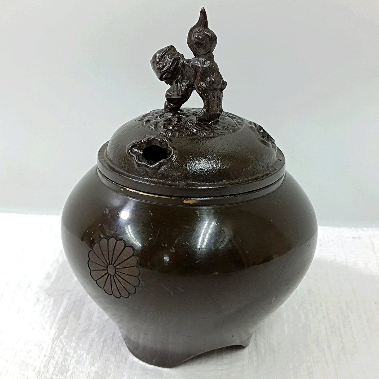 高岡銅器 勝峰作 黄銅製 菊紋入り獅子香炉 - メルカリ 高岡銅器 勝峰作 黄銅製 菊紋入り獅子香炉 - メルカリ