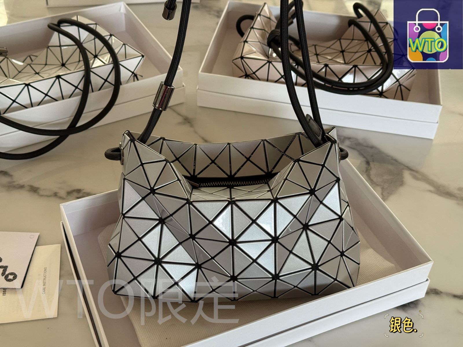 イッセイミヤケme 新品未使用 螺旋に回転するISSEY MIYAKEの新作バッグ『SPIRAL GRID』