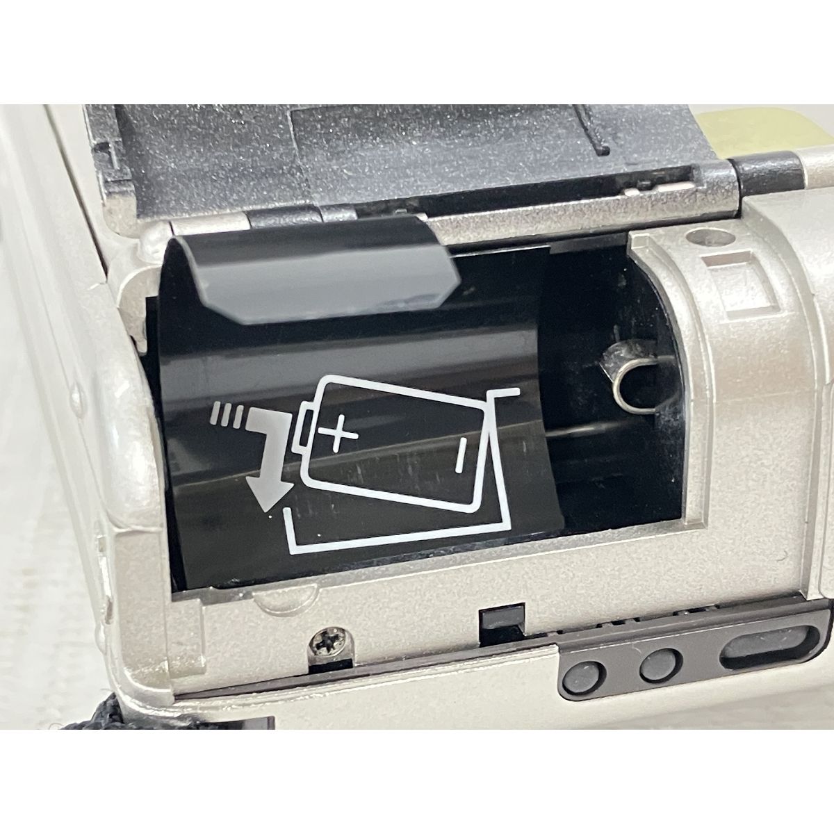 シルバーコンパクトフィルムカメラ