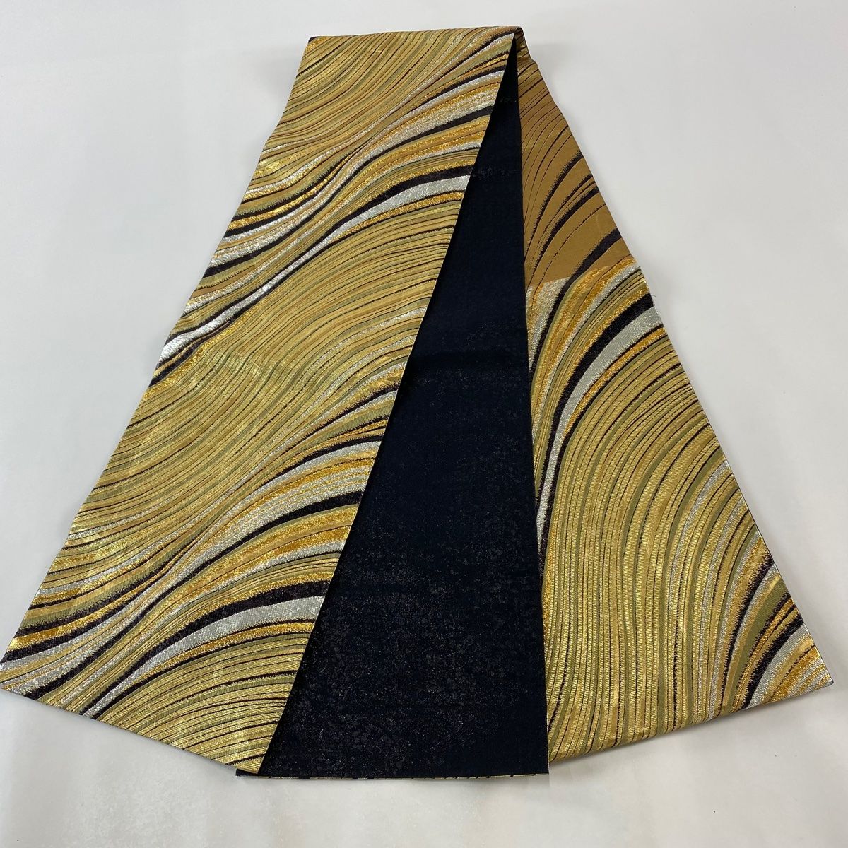 正絹　袋帯　黒地　幾何学　金色模様入り 袋帯 秀品 幾何学模様 箔 金色 六通 正絹 【中古】 - メルカリ