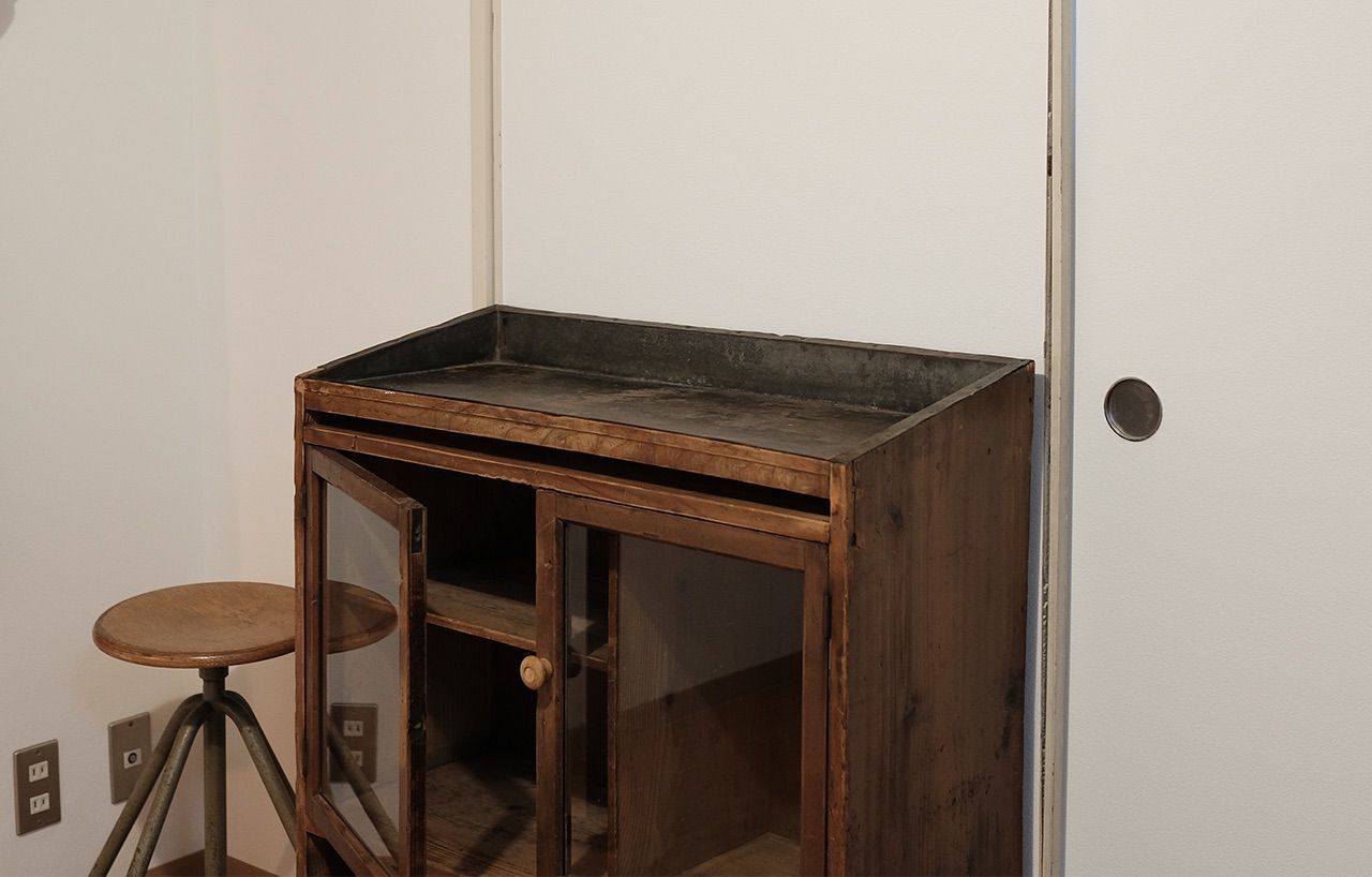 ヴィンテージ木製キャビネット、侘寂の美学漂う一品 ヴィンテージ木製キャビネット、侘寂の美学漂う一品