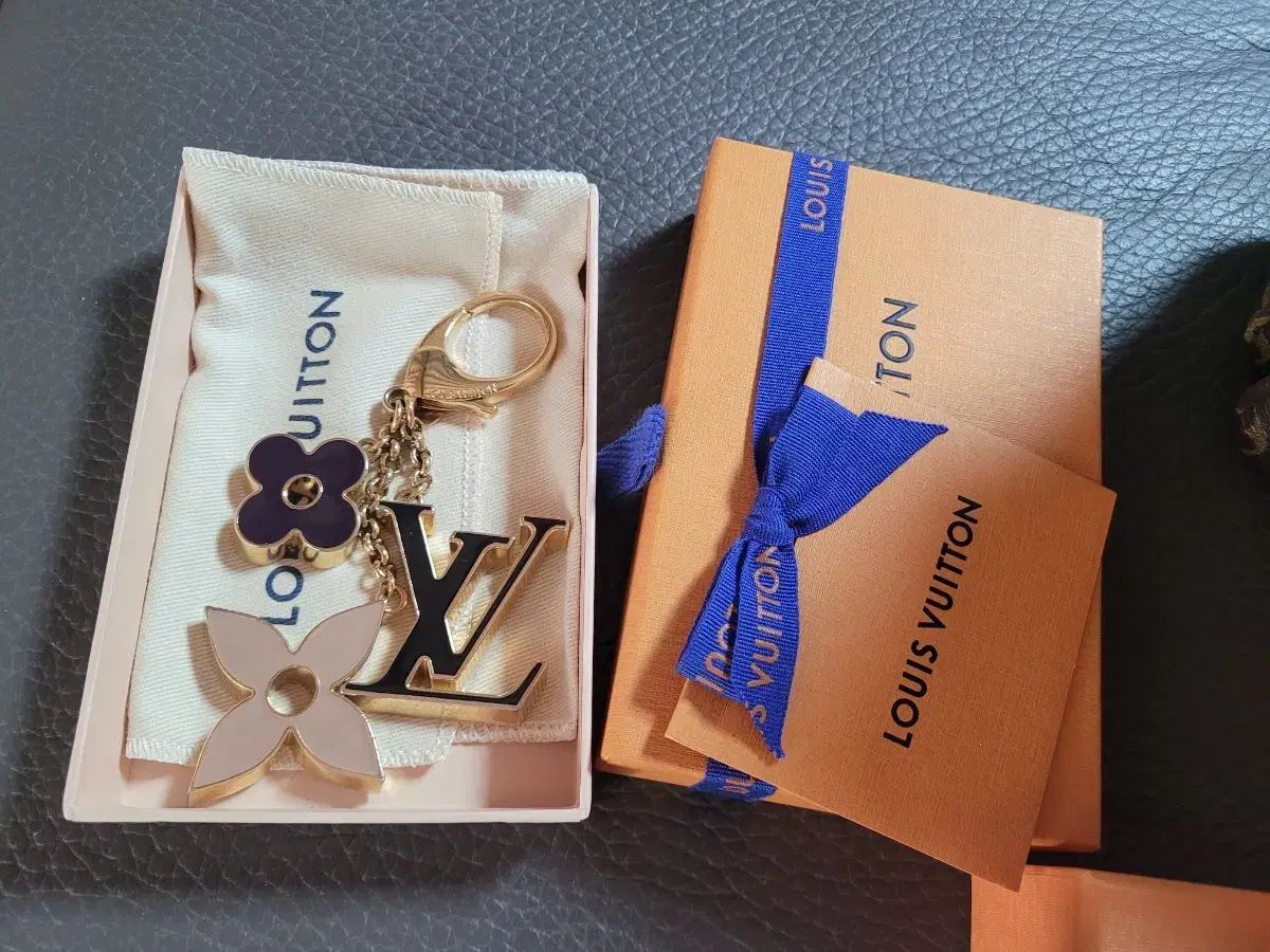 ルイヴィトン フルーレ バッグチャーム