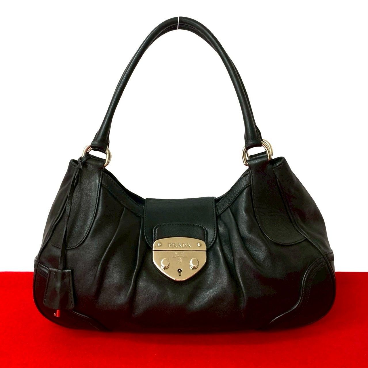 極 美品 鍵付き PRADA プラダ ロゴ 金具 レザー 本革