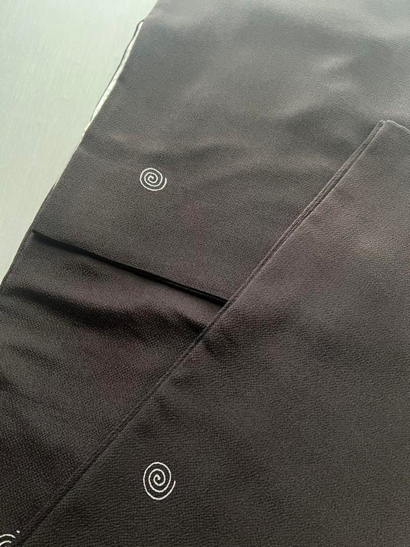 着物 飛び柄小紋 チャコール 渦巻き