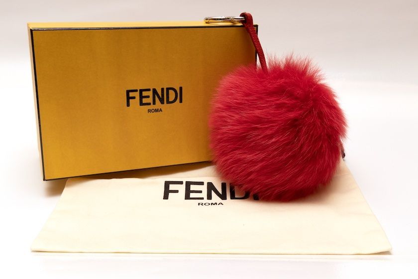 FENDI フェンディ ポンポン チャーム ファー レッド - メルカリ