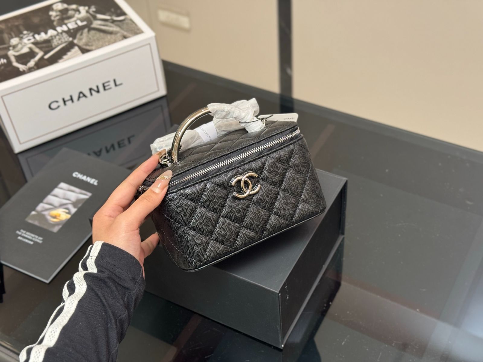 【長方形のデザイン◆】上品さが際立つ☆ CHANEL ボックスバッグ CHANEL 新作☆フォーンケース☆チェーンクラッチ☆ブラック