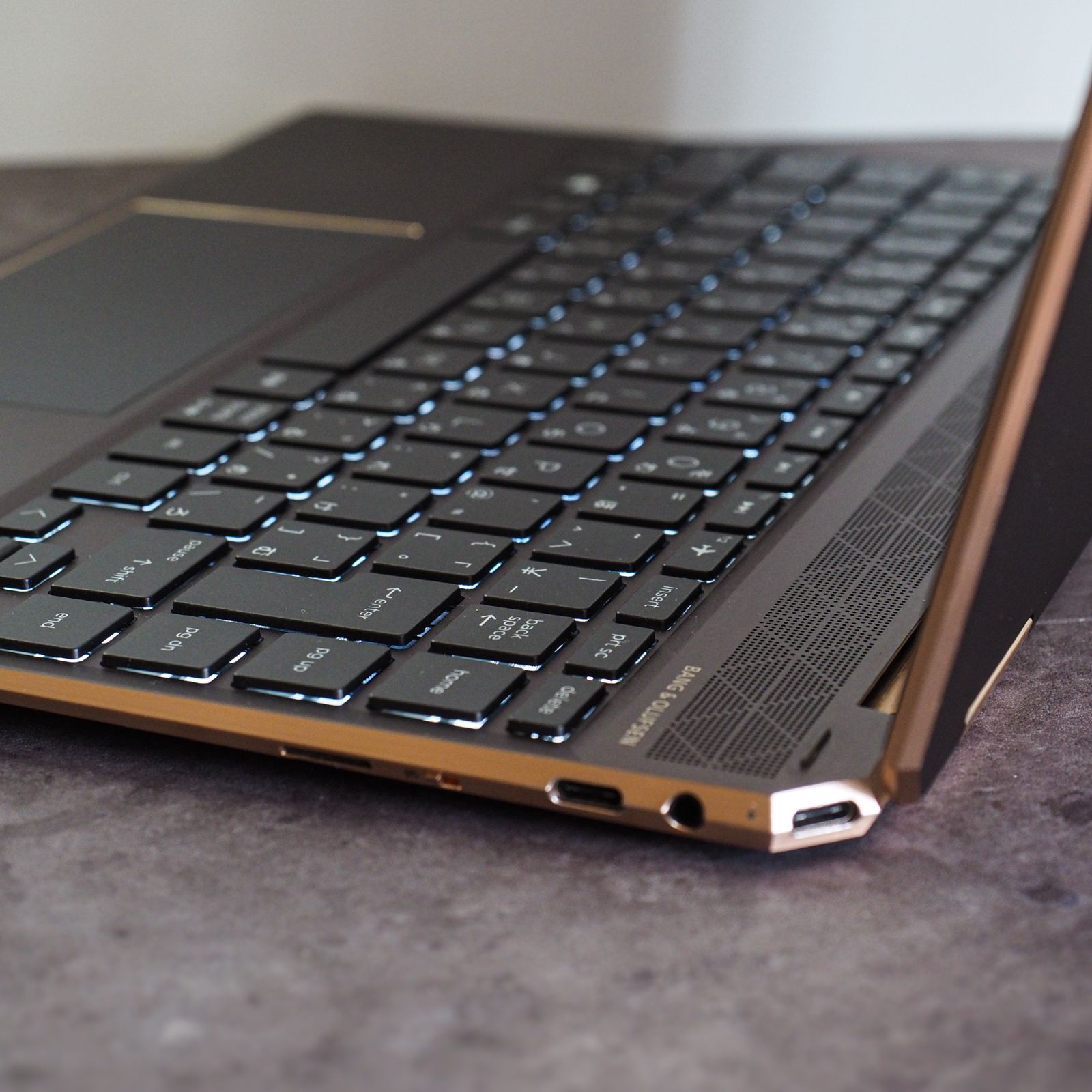 HP Spectre x360、16 GBメモリ、4K UHD IPS タッチディスプレイ、512 