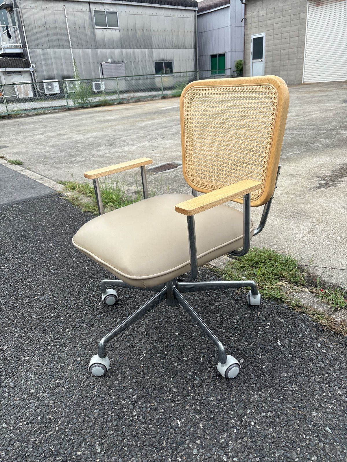 美品】 LOWYA ロウヤ デスクチェア ベージュ Amazon.co.jp