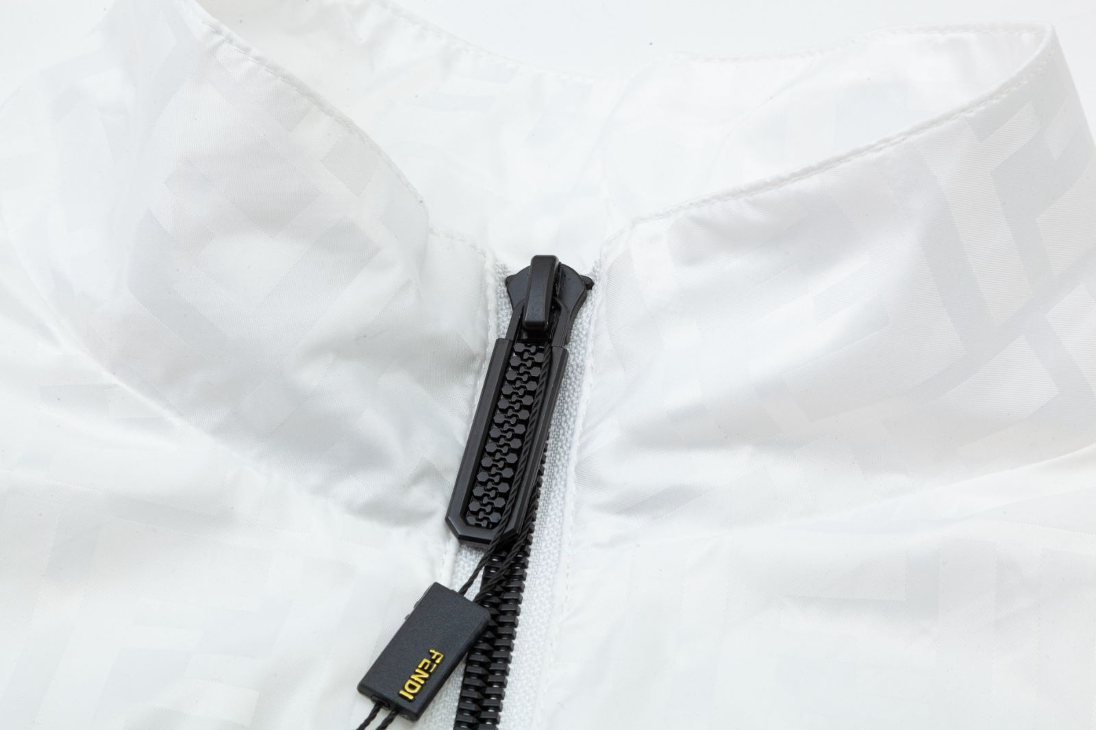 FENDI ホワイト Tシャツ Mサイズ 今日特価】Fendi 25ss FF カラーロゴ刺繍 T シャツ - メルカリ