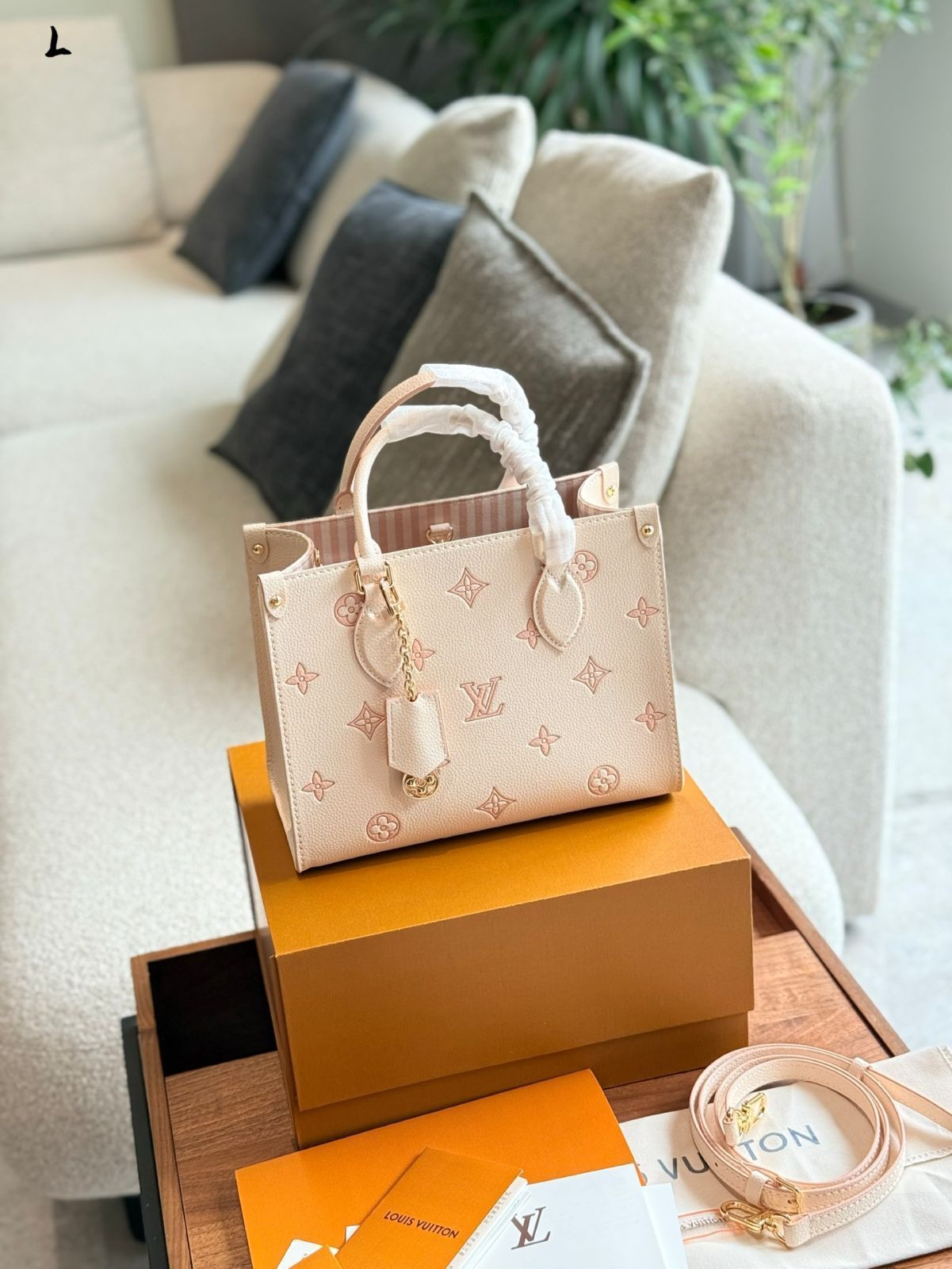 ストロベリー♡ 今日特価】LV Strawberry Milk OnTheGo Tote Bag ルイ・ヴィトン