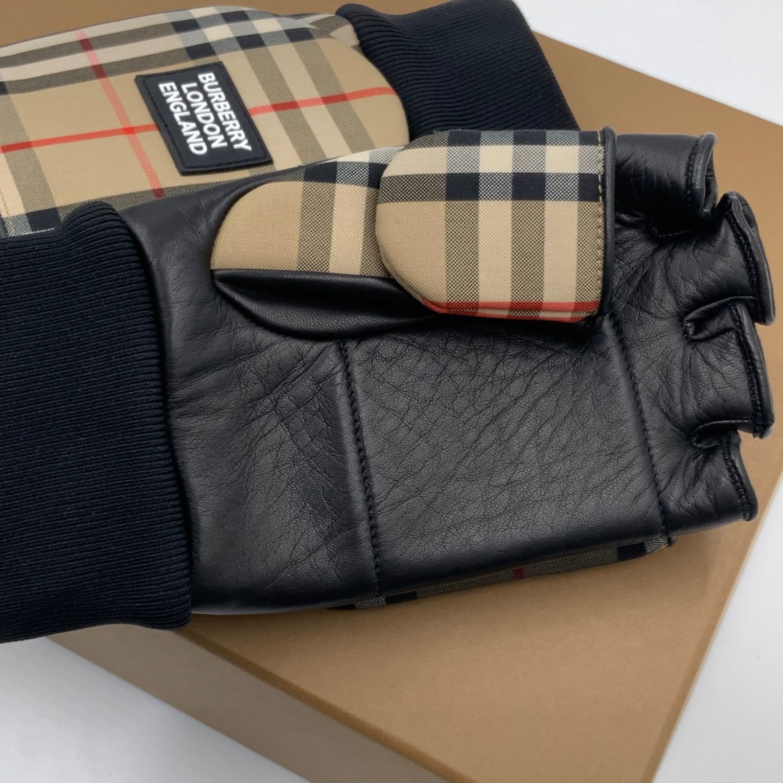 新品)BURBERRY ストライプフィンガーレス手袋 ONE SIZE オンライン ストアファッション - 新品)BURBERRY ストライプ