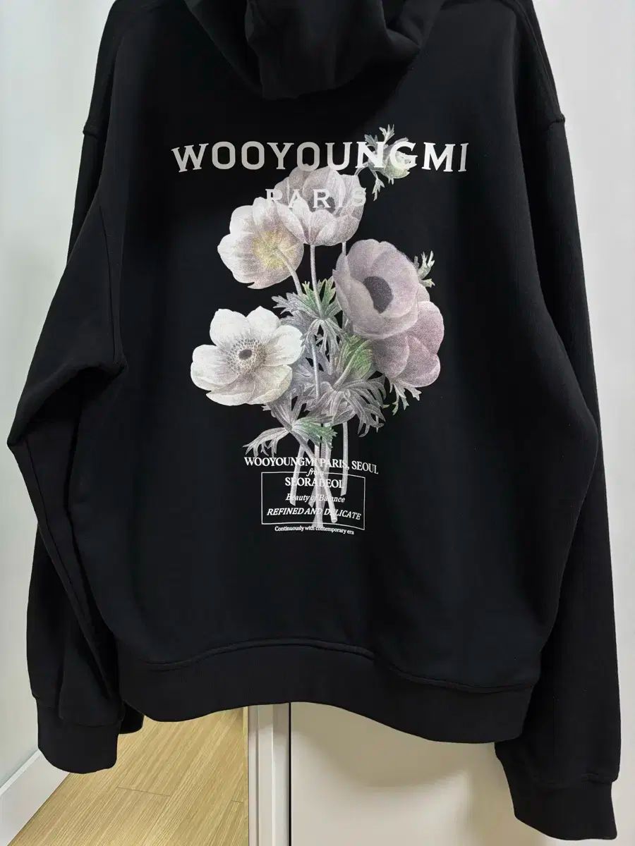 WOOYOUNGMI(ウーヨンミ) バックロゴ フラワー フード付きTシャツ
