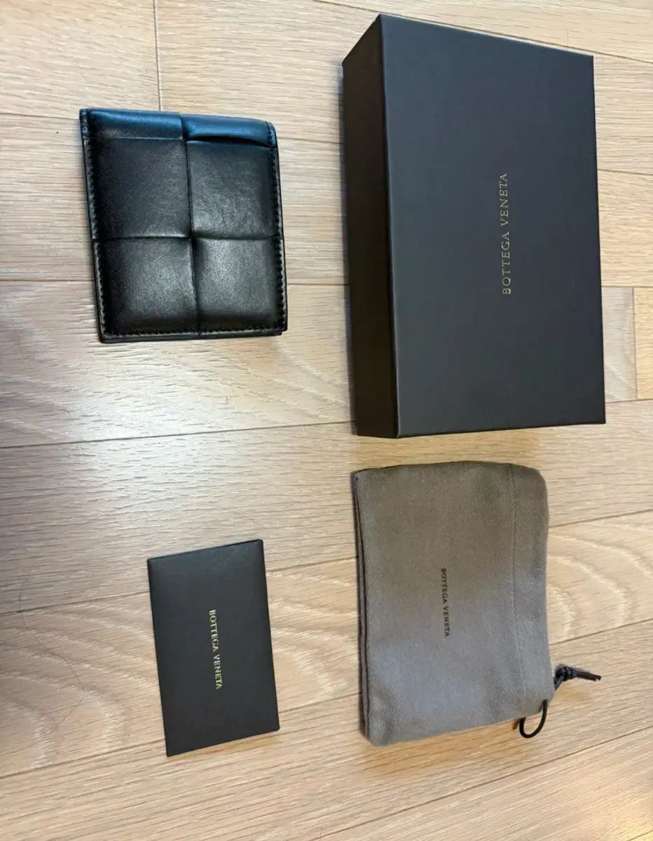 Bottega Veneta(ボッテガヴェネタ) カセット 二つ折り財布 付属品完備 何もしないで