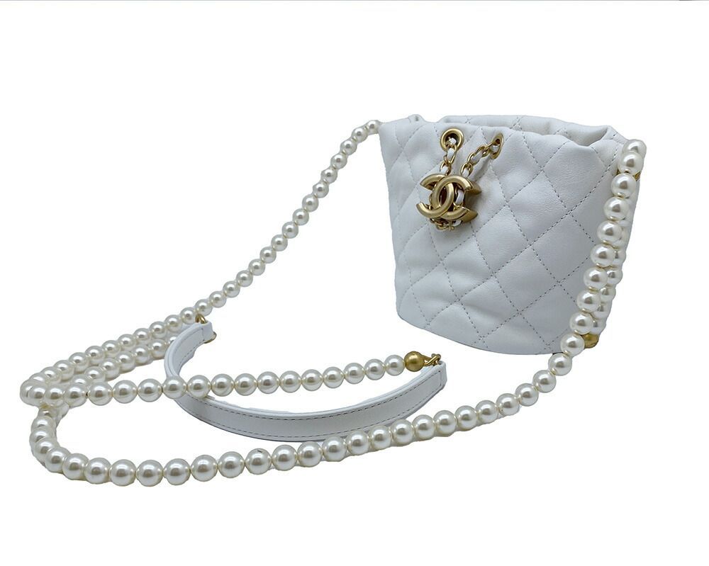CHANEL⭐︎ホワイトパールロゴ⭐︎ショルダーバッグ⭐︎ノベルティ CHANEL シャネル パールチェーン ミニショルダーバッグ ホワイト 白