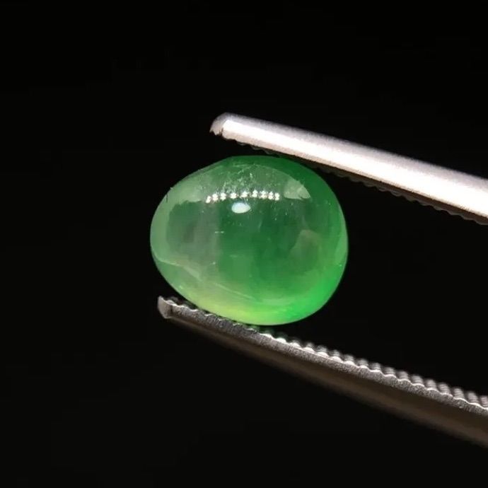Q【陽緑】ミャンマー産本翡翠のルース①（37ｇ） 美品]ミャンマー産 本翡翠 ルース 1.05ct ガラス質 甘やかな