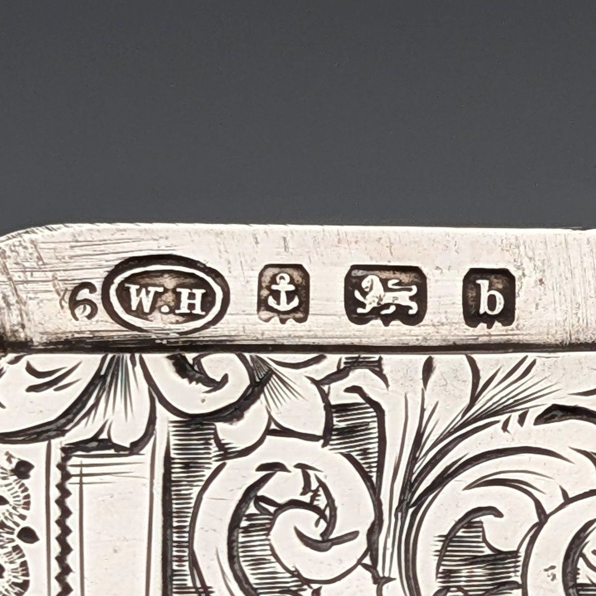 1901年 英国アンティーク スクロール彫刻 純銀製カードケース 68g WILLIAM M. HAYES 1901年 英国アンティーク スクロール彫刻 純銀製カードケース