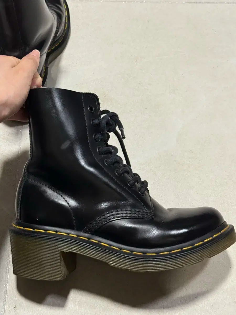 DR. MARTENS