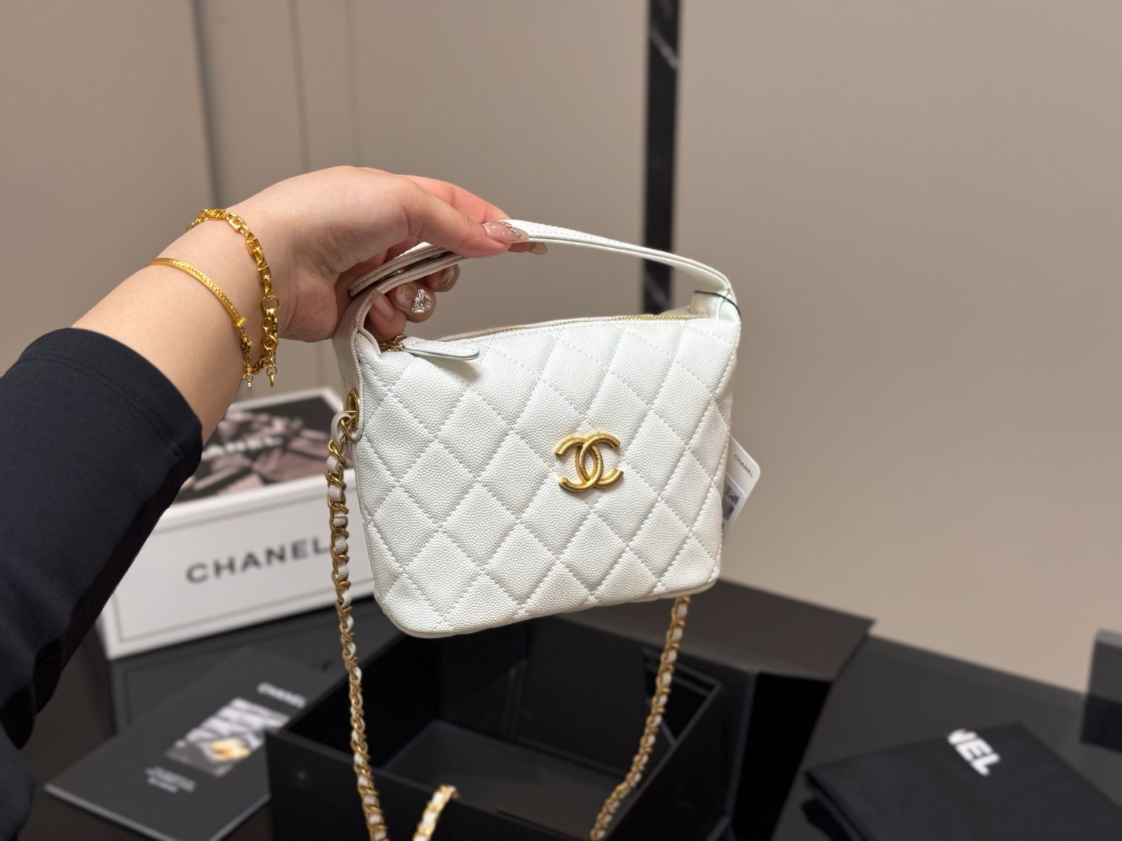 お出かけにも♪【CHANEL】ホーボーバッグ クロスボディバッグ マキシ ホーボー バッグ、シャイニー ラムスキン、ホワイト