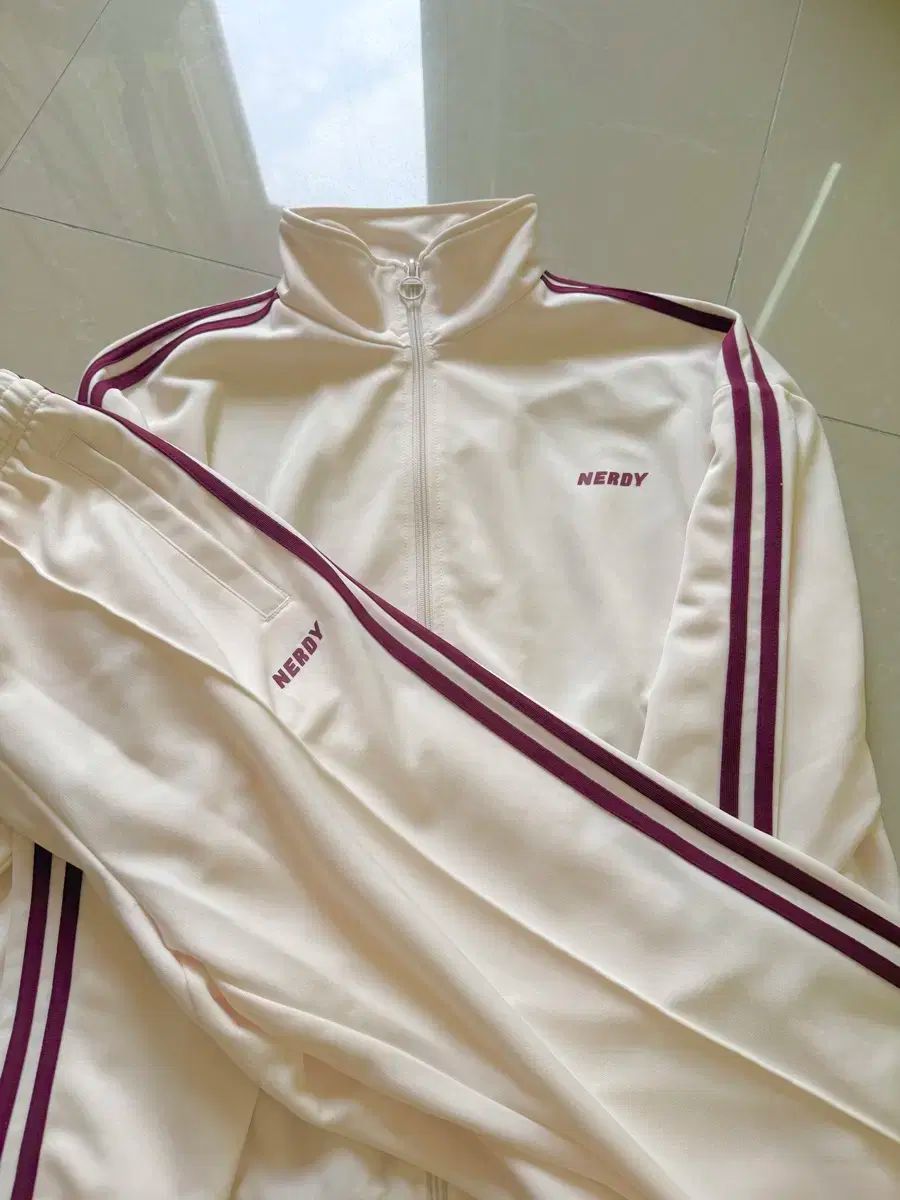 NERDY セットアップ　ジャージ 在庫切れ) NERDY(ノルディ) NY クリーム ジャージ セットアップ