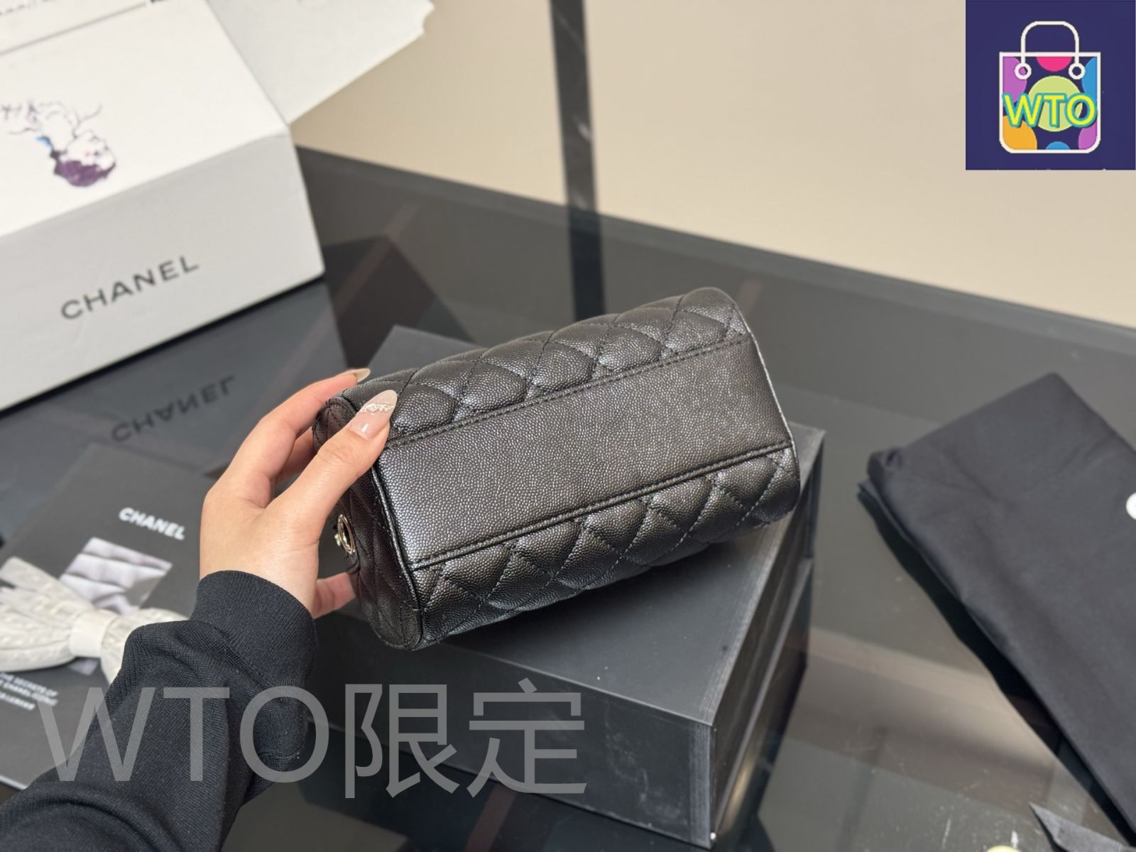 新作♪【 CHANEL 】シャネル ジップ ボーリングバッグ 【25P】 25P CHANEL ジップタイプなボーリングバッグ ショルダーにも