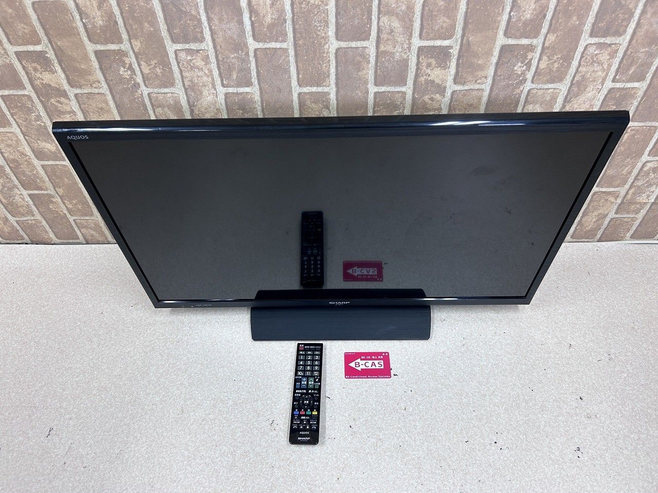 2014年製★SHAPR/32V型ハイビジョン液晶テレビ【LED AQUOS】LC-32J9★1人暮らしに/スラントデザイン/スタイリッシュ/アクオス(9T90019) 壁掛けキット一式付き！送料無料！直接引き渡しOK！シャープ 32V型