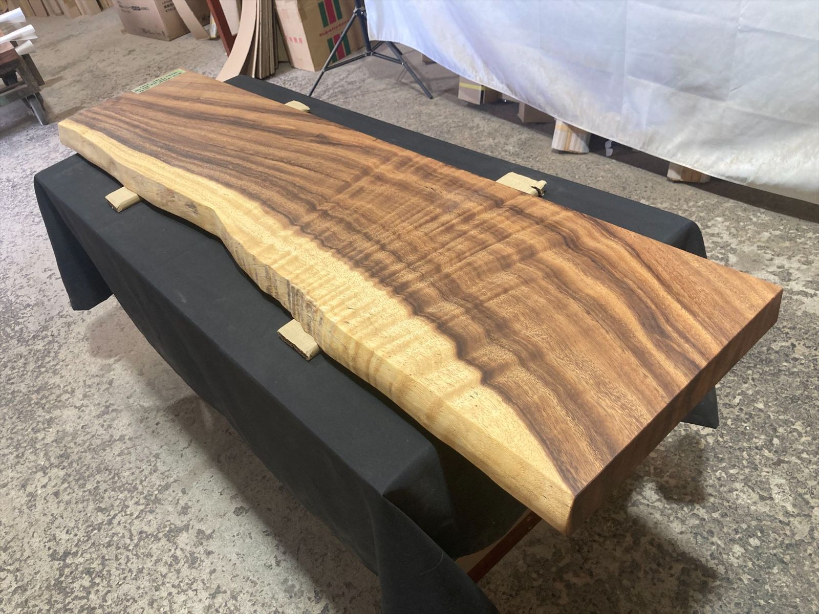 モンキーポッド9071 上杢 一枚板無垢 乾燥材 1610ｘ350-310-350ｘ50mm カウンター センターテーブル ダイニングテーブル