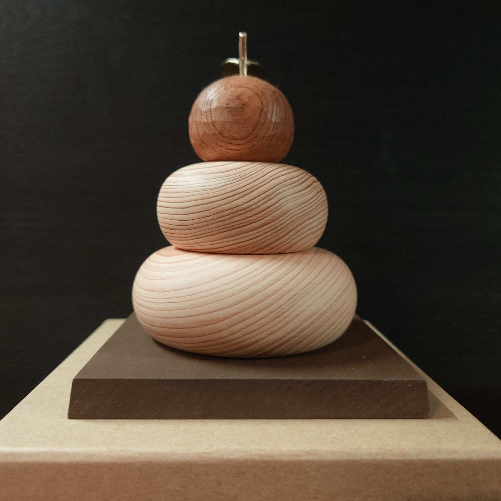 木製鏡餅 小 紙箱入り 手彫り橙 NO 6 葉 付き みかん