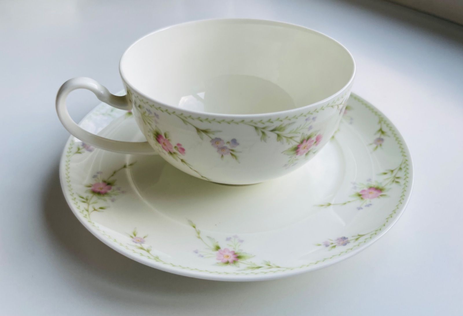 Noritake BONE CHINA クリスマス皿　 カップソーサー 2セット Noritake BONE CHINA クリスマス皿 カップソーサー 2セット