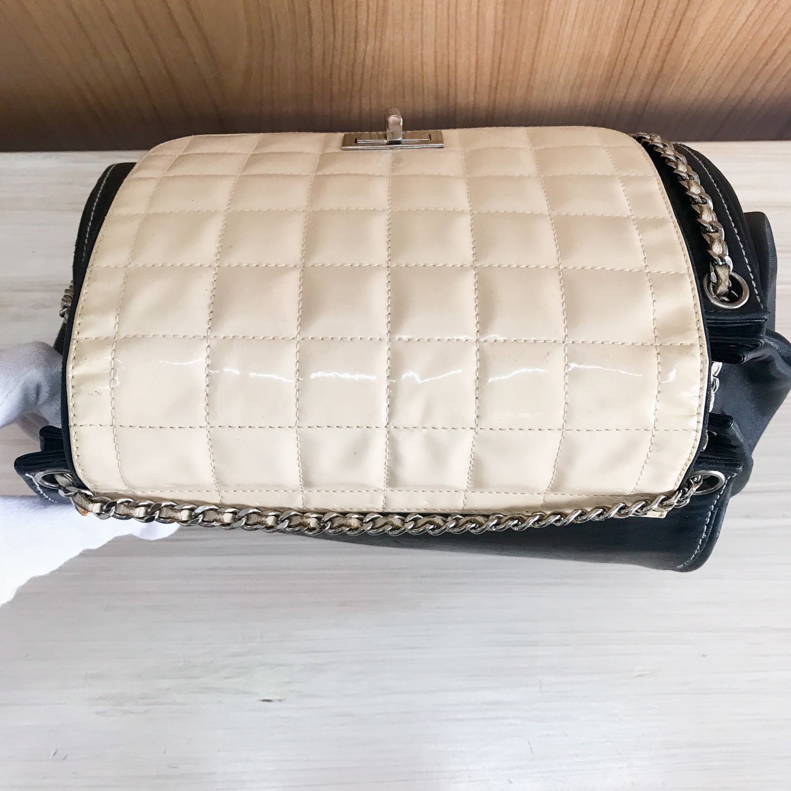 シャネル　CHANEL　チョコバー　チェーンショルダーバッグ　エナメル　ブラック　ベージュ　バイカラー