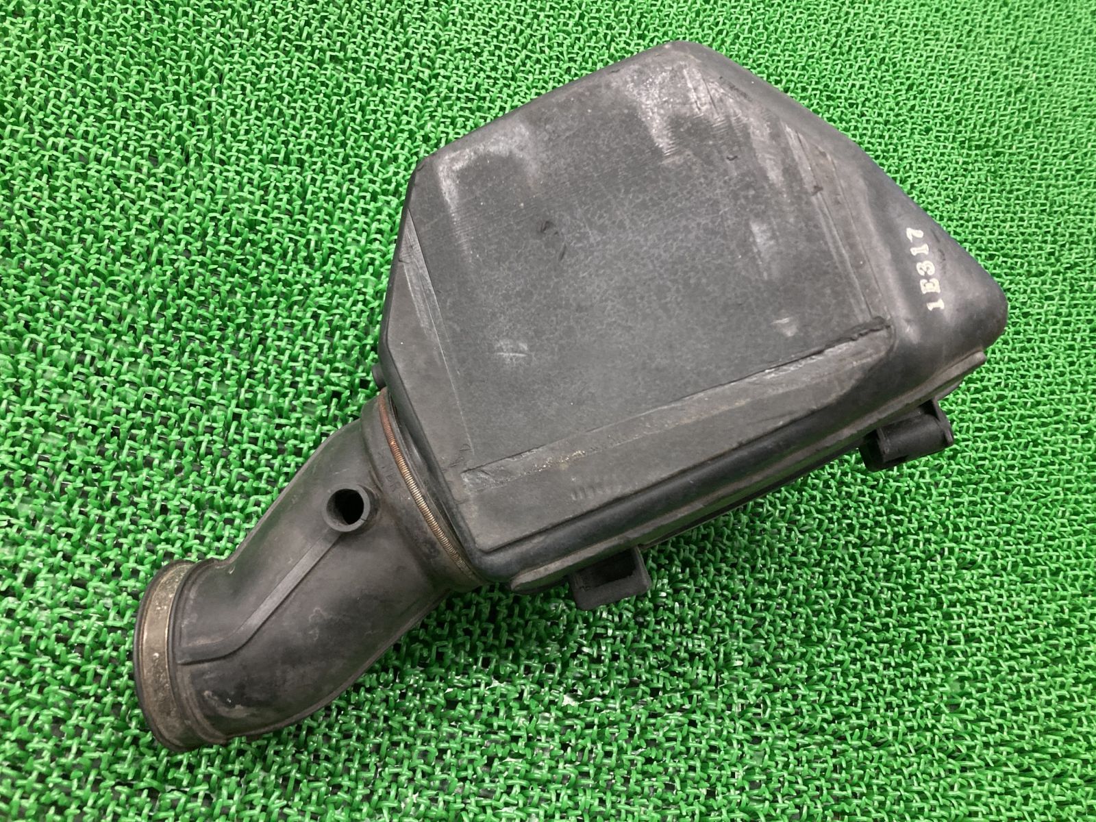 グラストラッカー エアクリーナーボックス 25D3 スズキ 純正