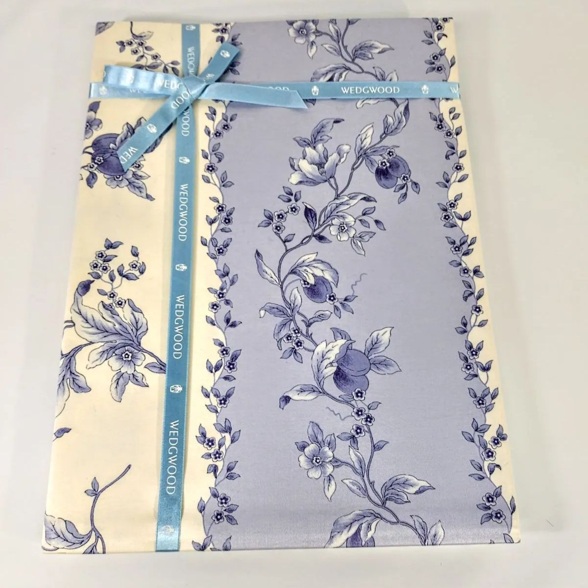 未使用 ウェッジウッド テーブルクロス ブループラム 約130×170cm 未使用 ウェッジウッド テーブルクロス ブループラム 約130×170cm