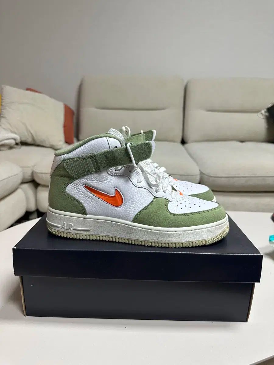 NIKE(ナイキ) エアフォース 1 ミッド ' 07 QS オリーブ グリーン NIKE(ナイキ) エアフォース 1 ミッド ' 07 QS オリーブ グリーン