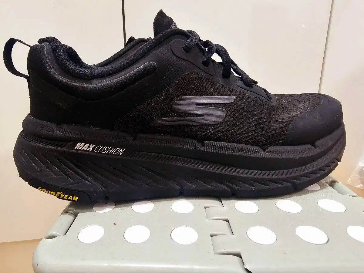 SKECHERS スケッチャーズ