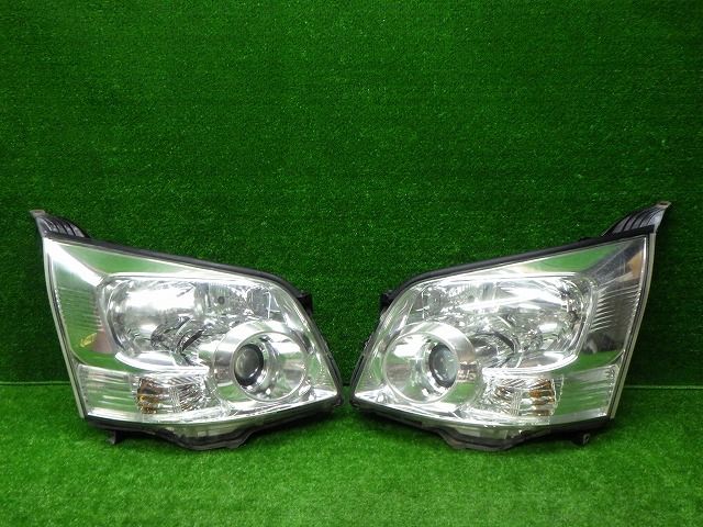 トヨタ純正　ZRR70/75 ヴォクシー　後期　ヘッドライト左右バラスト付 ヴォクシー 後期 ヘッドライト左右 HID ZRR70/75 28-225 S