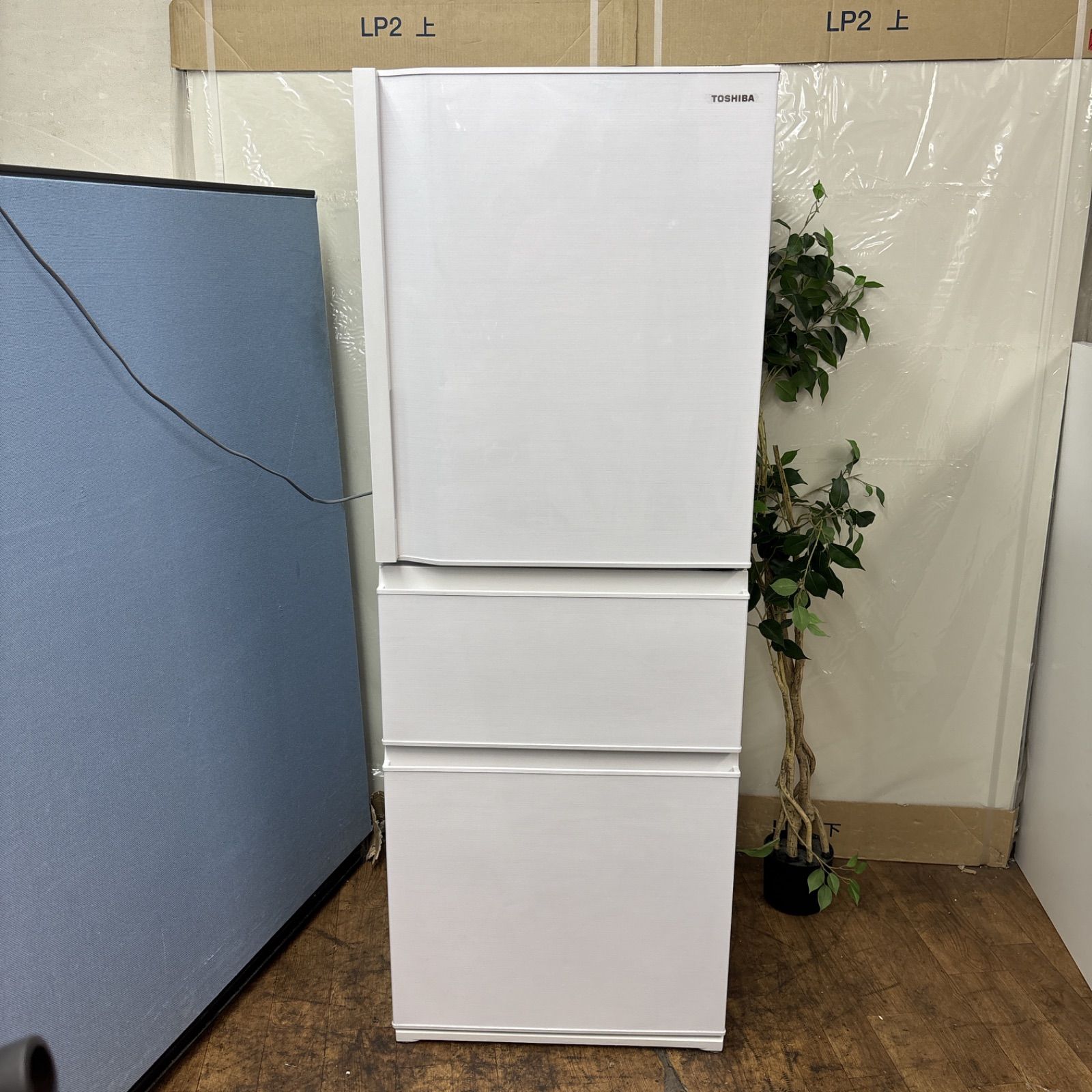 891Z 最新 2022年製 極美品 3ドア冷蔵庫 回収無料 送料無料 設置込み I652 🌈 名古屋市近郊配送設置無料！ TOSHIBA 3ドア冷蔵庫（326L