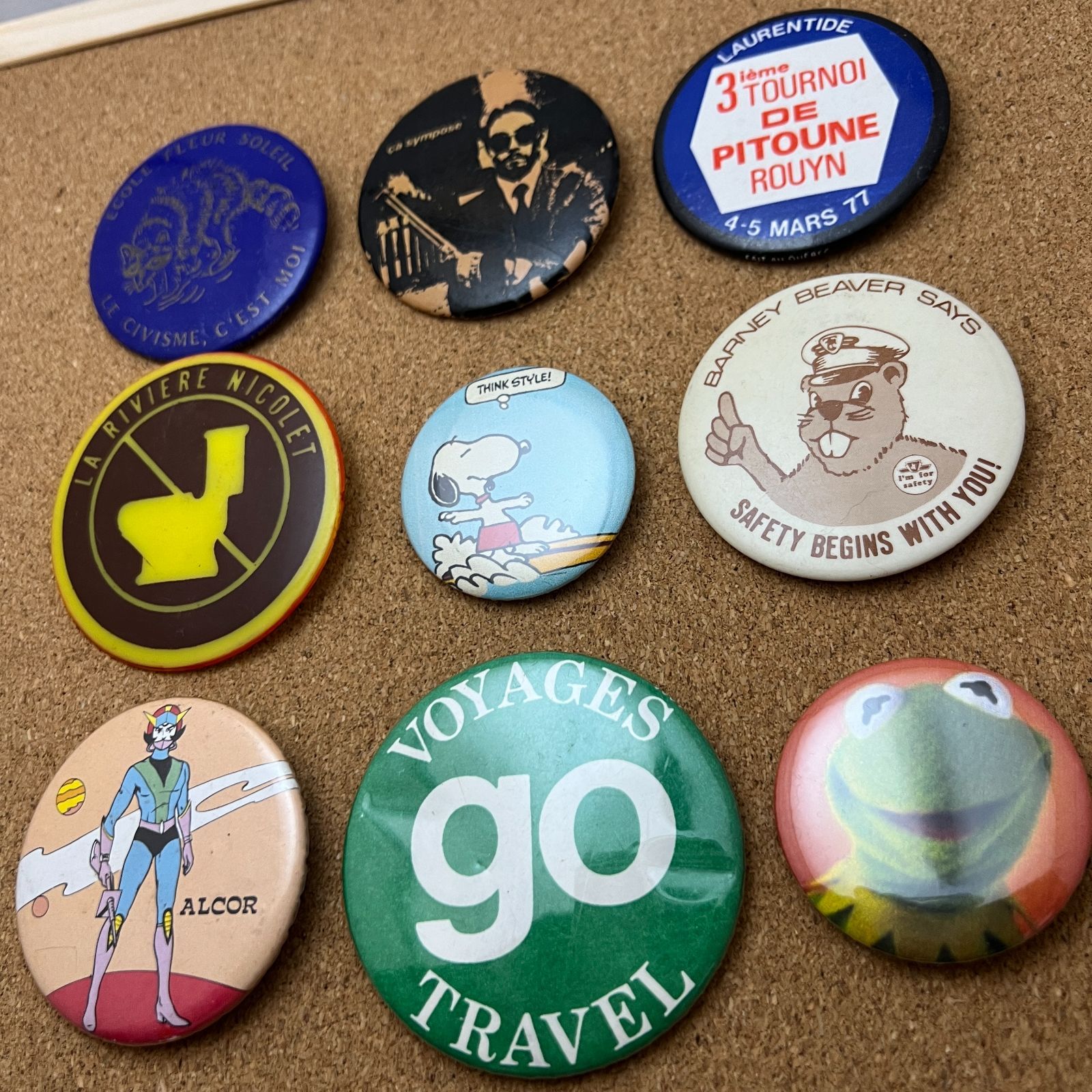 【希少】【美品】60's ビンテージピーナッツ　スヌーピー　缶バッチ　ピンバッジ 超希少 ヴィンテージ スヌーピー 缶バッジ デッドストック