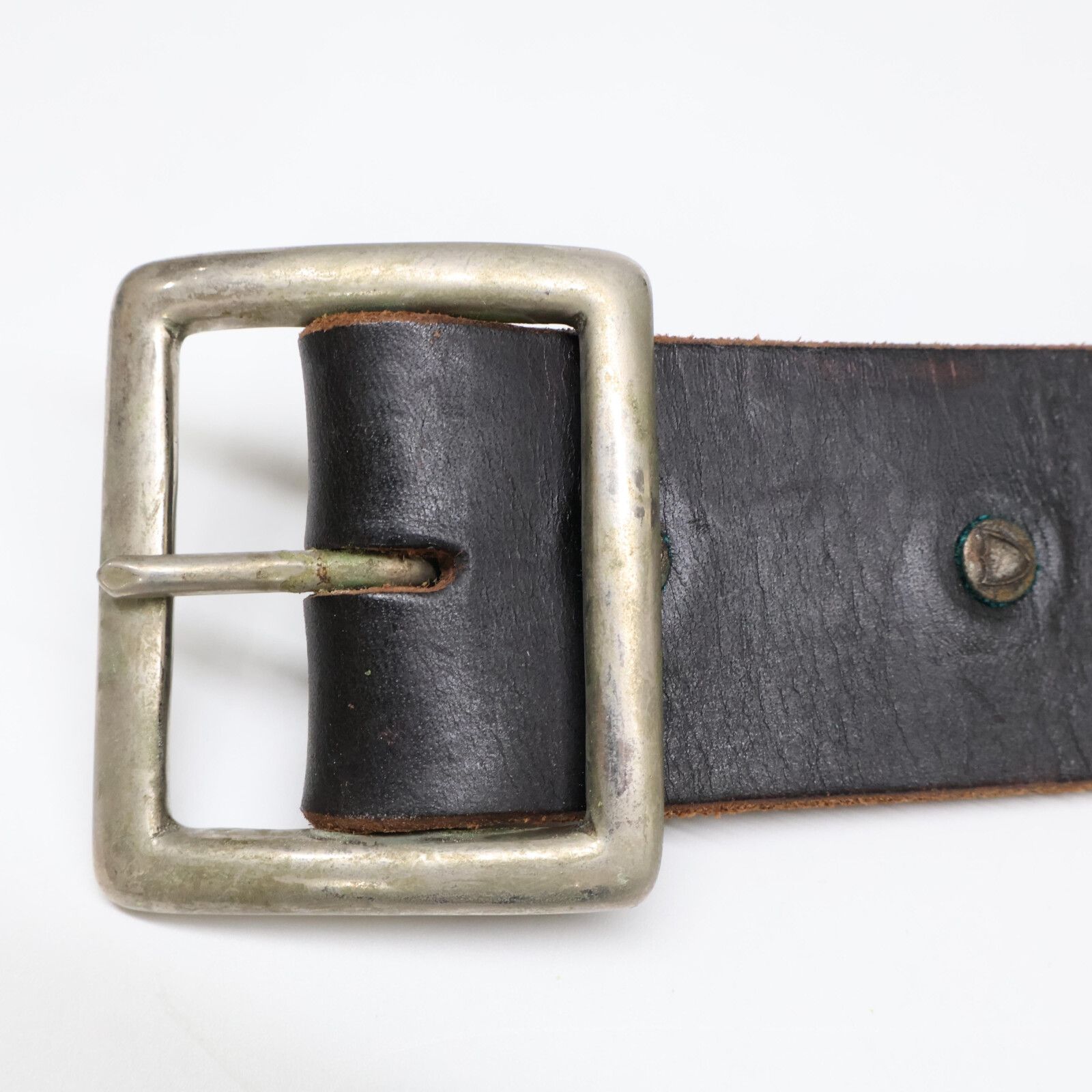 HTC エイチティーシー フラワー スタッズ レザー 32 - メルカリ