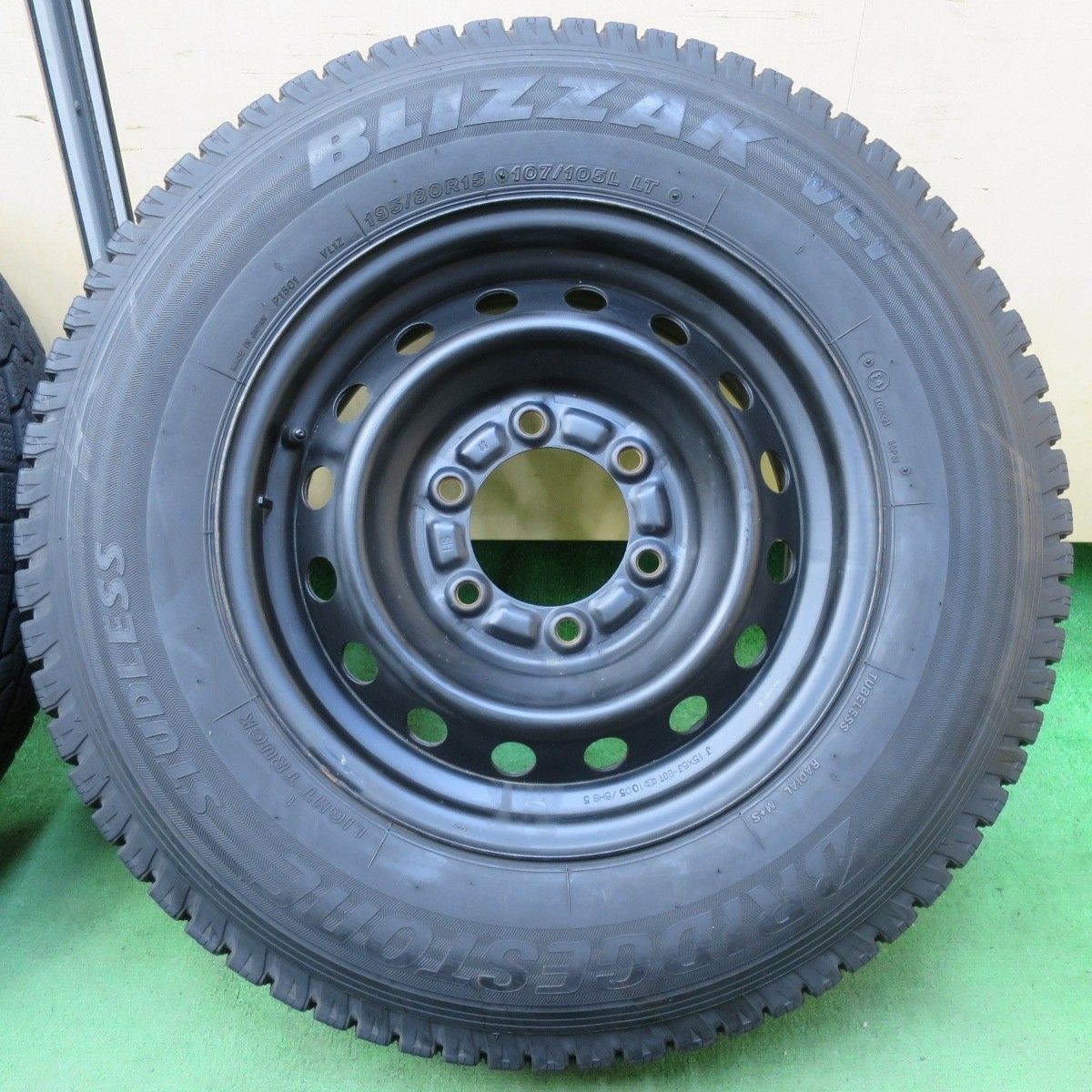 ハイエース純正15インチ鉄ホイールブリヂストンスタッドス195/80R15