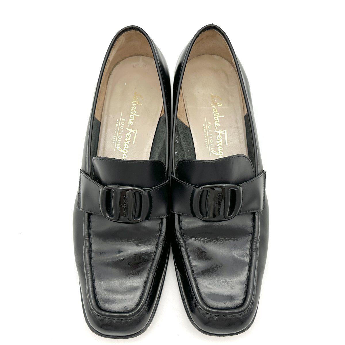 Ferragamo 黒 スクエアトゥ 良品】FERRAGAMO ブラック スクエアトゥ ローファー - メルカリ