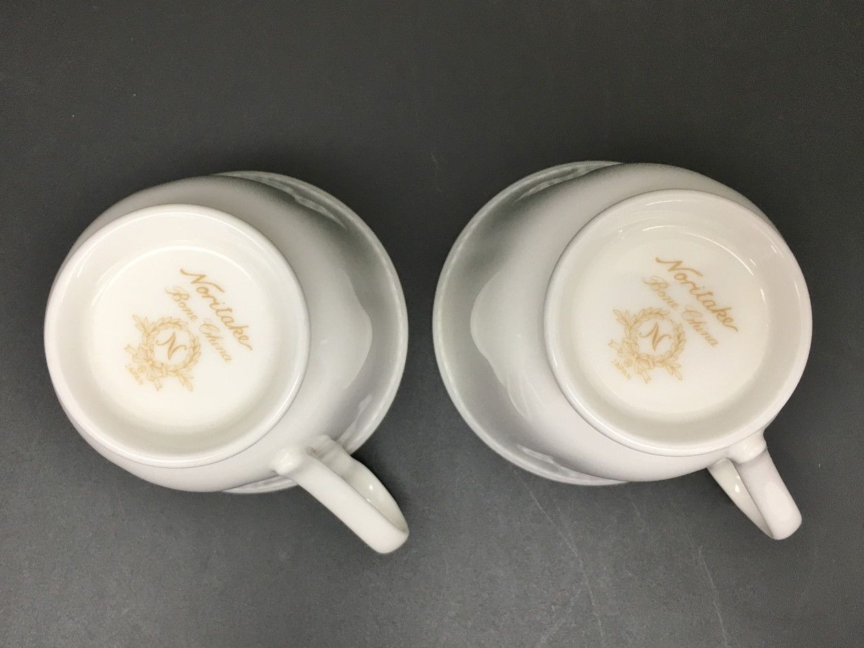Noritake BONE CHINA クリスマス皿　 カップソーサー 2セット Noritake BONE CHINA クリスマス皿 カップソーサー 2セット