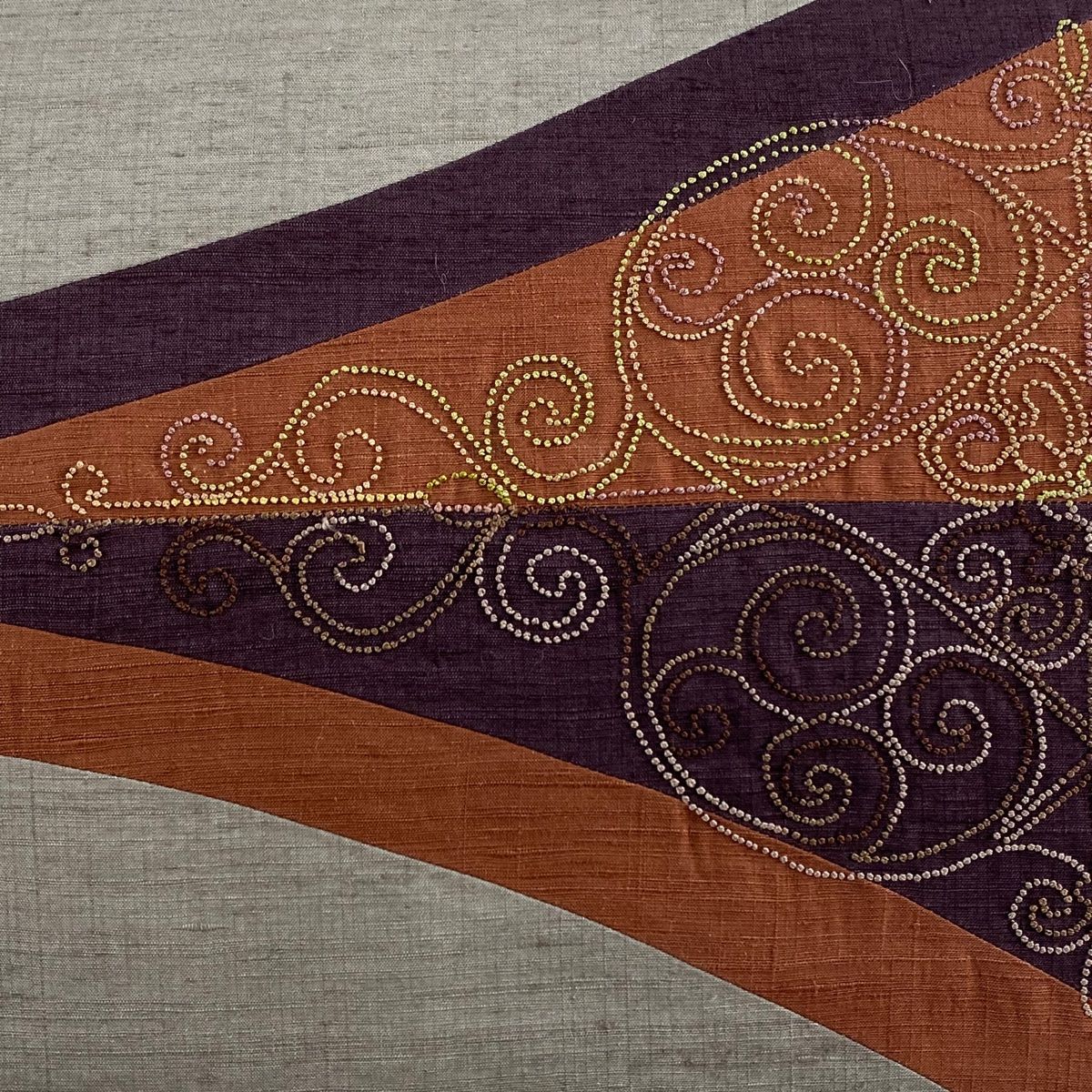 名古屋帯 秀品 幾何学 相良刺繍 茶紫 正絹