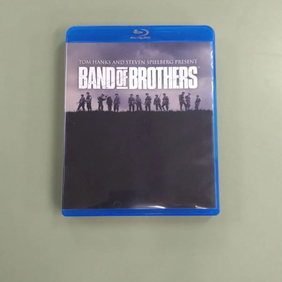 バンド・オブ・ブラザーズ BAND OF BROTHERS Blue-ray 5枚組 製作総指揮:スティーブン・スピルバーグ／トム・ハンクス -  メルカリ