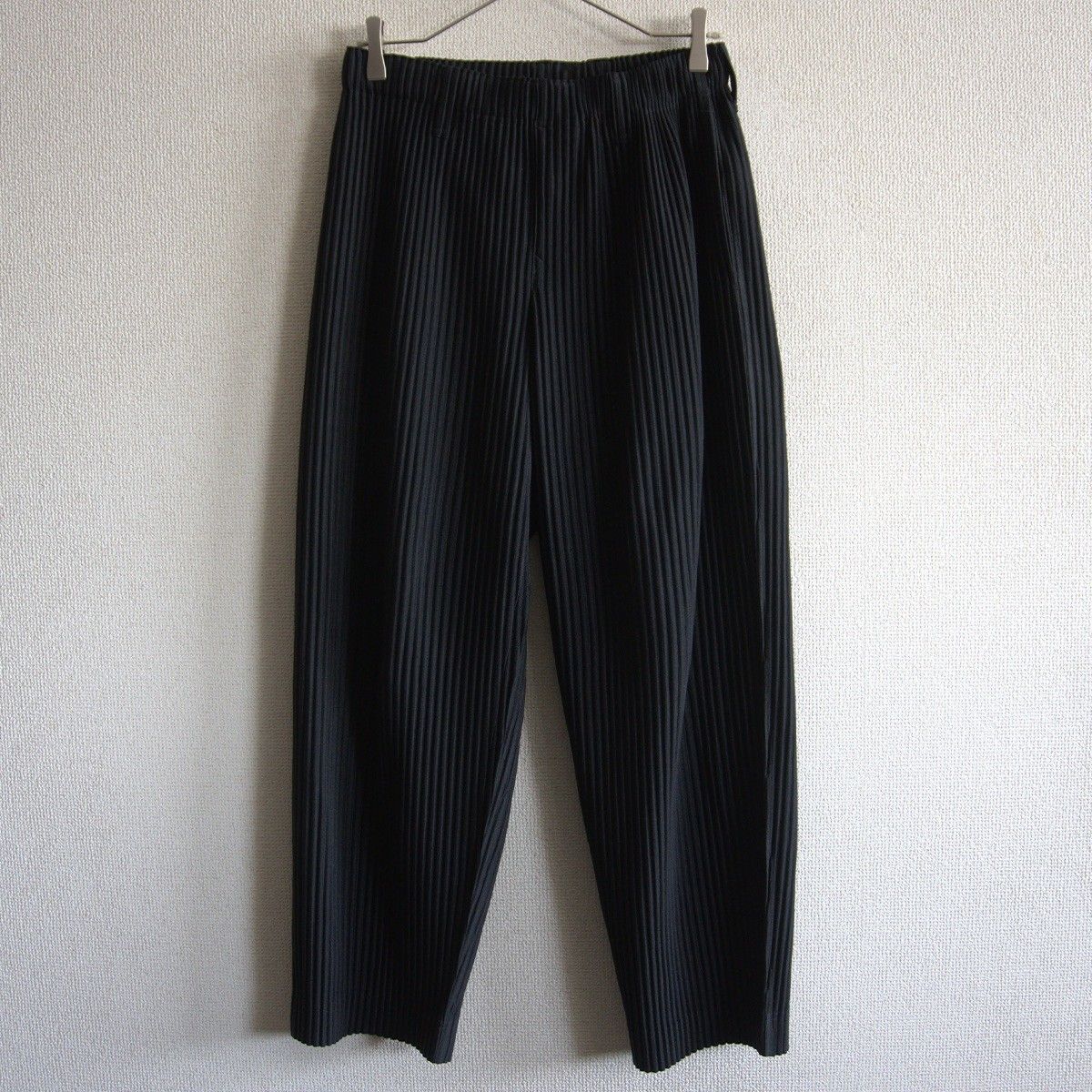 HOMME PLISSÉ ISSEY MIYAKE BASICSパンツ BASICS Trousers Black – ISSEY MIYAKE EU
