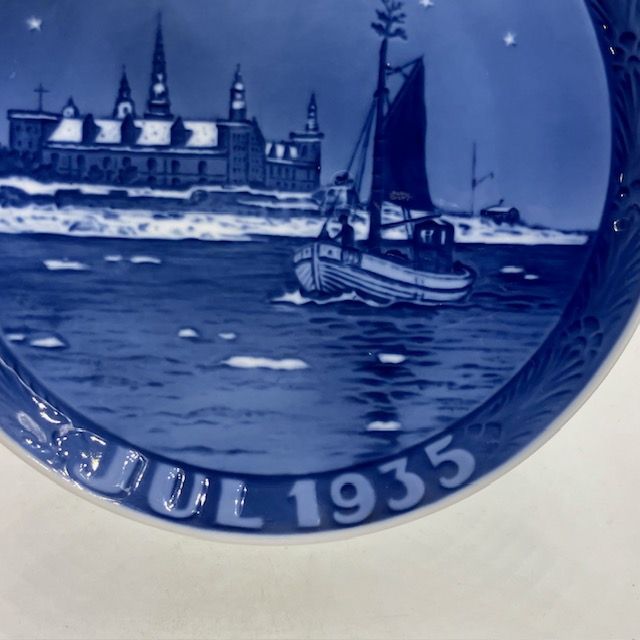 ロイヤルコペンハーゲン イヤープレート 1935年 「Fishing Boat of Kronborg Castle」 クロンボー城沖の漁船 -  メルカリ