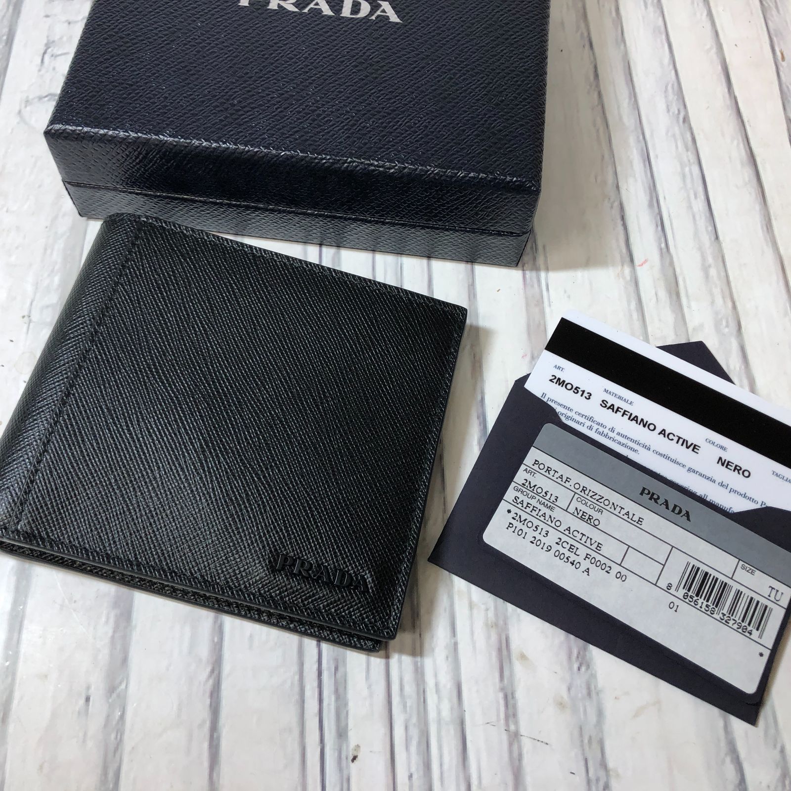 m001 Y1 未使用 プラダ 二つ折り財布 カード入れ サフィアーノレザー  
