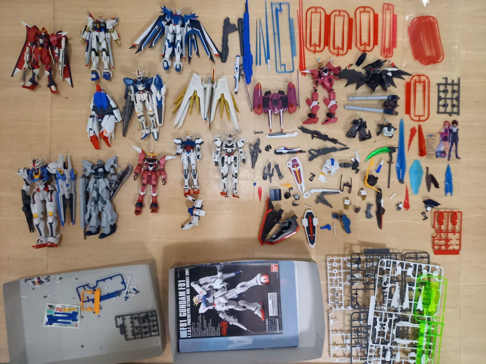 ジャンク ガンプラ １１体セットその他パーツ多数 ガンダム 組み立て済み まとめ売り HG８体 MG２体 RG１体